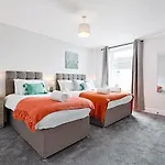 Pass The Keys Luxury Bright Spacious Family Home - Near Beaches