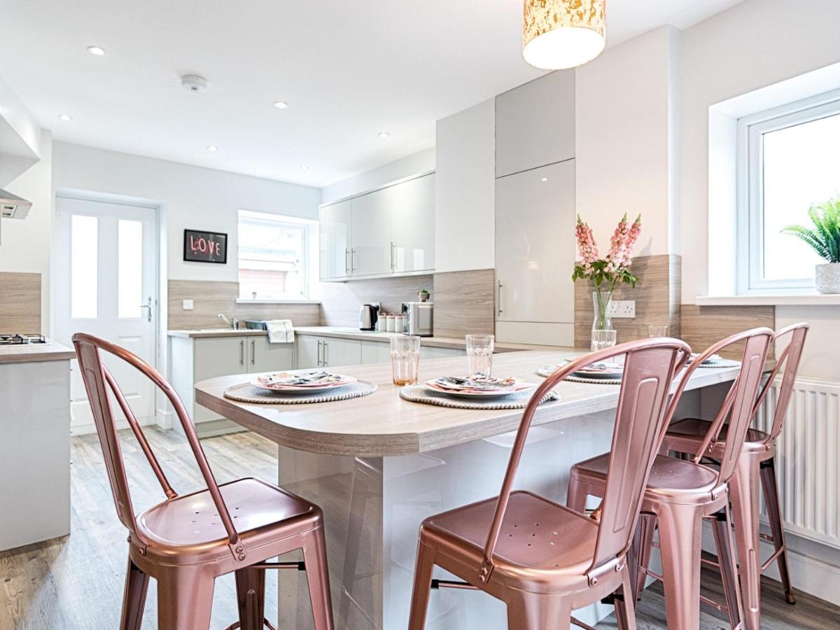 Pass The Keys Luxury Bright Spacious Family - Near Beaches Holiday home